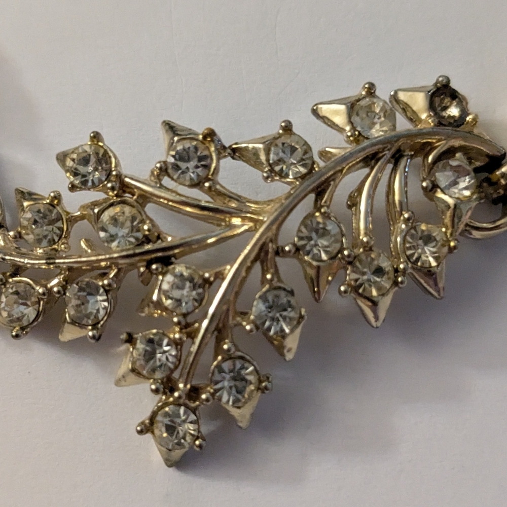 Elegant Gold Leaf Necklace Filled With Faux Diamonds Through The Leaves - Picture 3 of 6